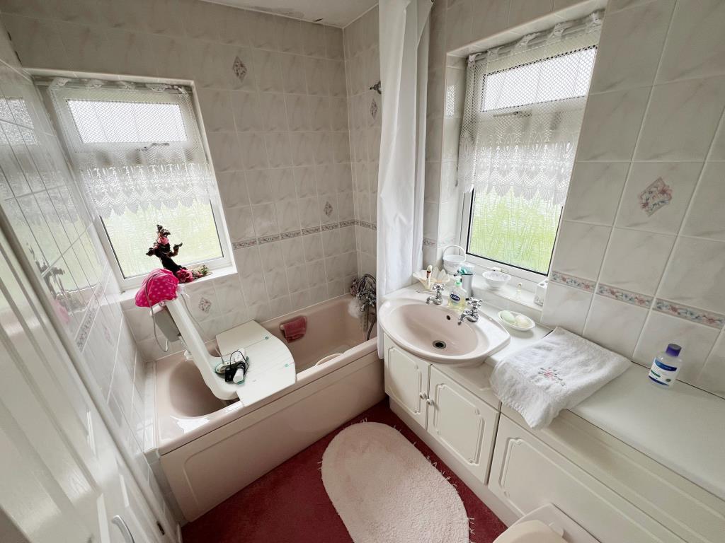 Lot: 116 - END-TERRACE HOUSE WITH DEVELOPMENT POTENTIAL - first floor bathroom with three piece suite with dual aspect
